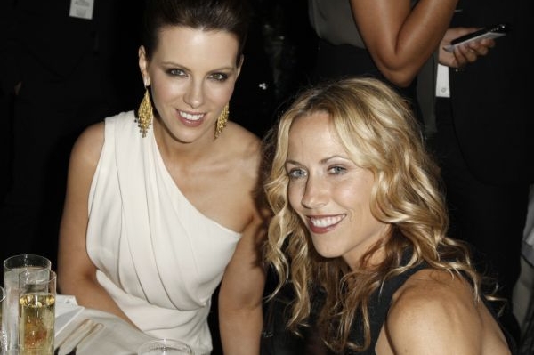 Herečka Kate Beckinsaleová (vlevo) a zpěvačka Sheryl Crowová 