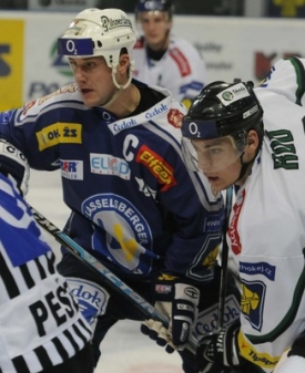 Martin Straka v dresu extraligové Plzně.