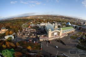 Lev&eacute; kř&iacute;dlo pal&aacute;ce je zničeno.