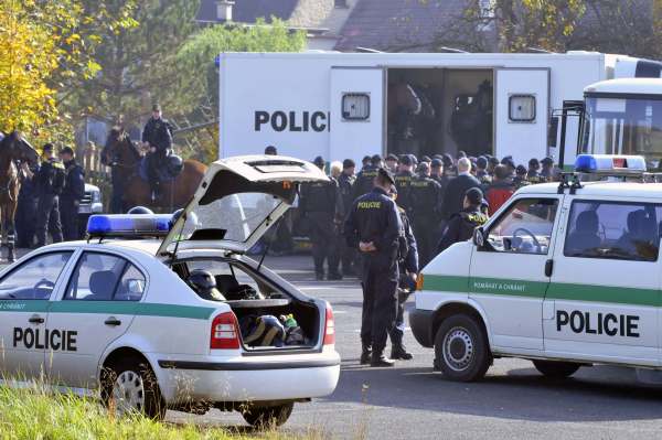 Policie vyhlásila pohotovost.