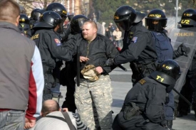 Policejní těžkooděnci zasahují proti jednomu z pravicových radikálů.