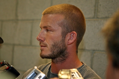 David Beckham na nedělní tiskové konferenci.