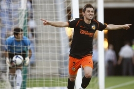 David Villa slaví gól do sítě Huelvy. David Villa slaví gól do sítě Huelvy.