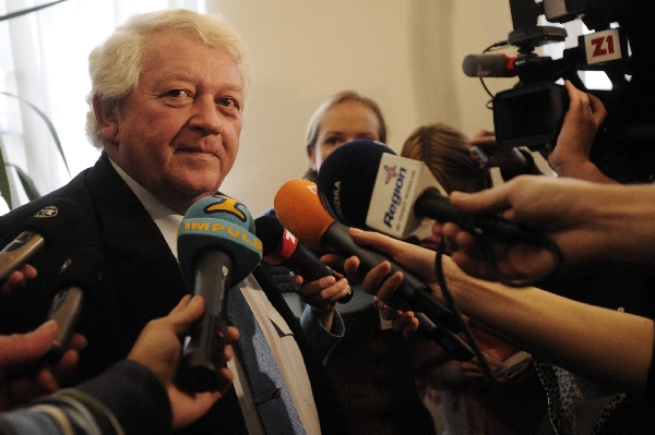 Josef Vondrášek z KSČM po jednání s členy ČSSD. Josef Vondrášek z KSČM po jednání s členy ČSSD.