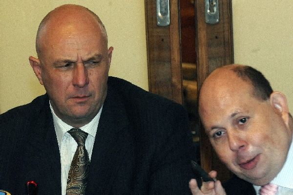 Ministr zdravotnictví Julínek (vlevo) a jeho mluvčí Cikrt (vpravo).
