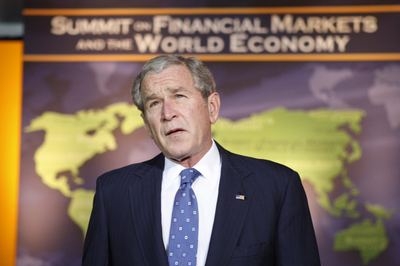 George Bush mluví k novinářům před začátkem summitu v Bílém domě