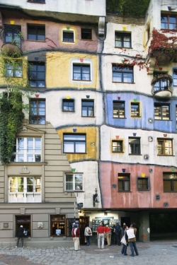 Hundertwasserův (a Krawinův) dům ve V&iacute;dni.