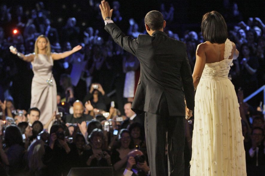 Zpěvačka Beyoncé zpívá pro Baracka Obamu a jeho ženu Michelle.