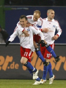 Hráči Hamburku se radují z gólu v síti Bayernu.