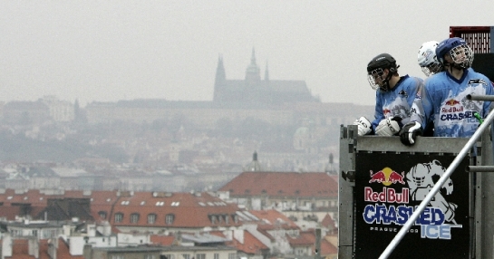 Výtah vyváží závodníky na začátek ledové dráhy.