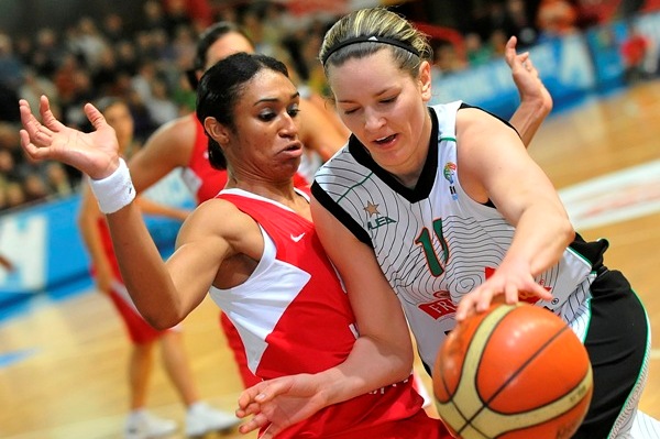 Basketbalistky Brna (v bílém) si vynutily třetí čtvrtfinále v Krakově.