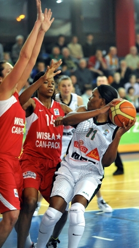S míčem Taj Mc Williamsová z Brna, vlevo Janell Burseová z celku Krako
