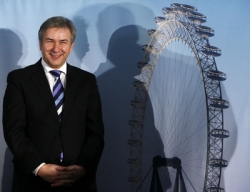Berl&iacute;nsk&yacute; starosta Klaus Wowereit s budouc&iacute; chloubou německ&eacute; metropole