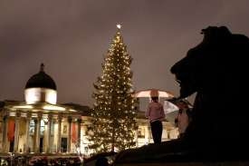 Rozsvěcení vánočního stromu, Trafalgar Square, Londýn, 6. prosince.