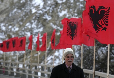Most v kosovském městě Kacanik v předvečer vyhlášení nezávislosti.