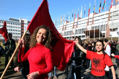 Kosovští Albánci oslavují nezávislost své země ve Štrasburku.
