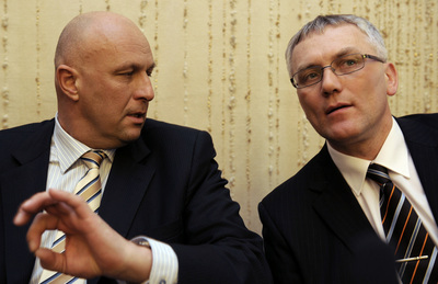 Pavel Severa (vpravo) jedná s ministrem zdravotnictví Julínkem.