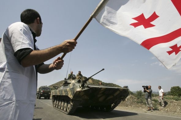 Gruzínský demonstrant u kolony ruských obrněnců severně od Tbilisi.