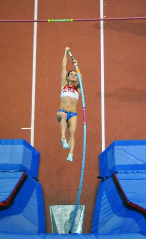 Tyčkařka Isinbajevov&aacute; při pokusu během pražsk&eacute;ho atletick&eacute;ho m&iacute;tinku.