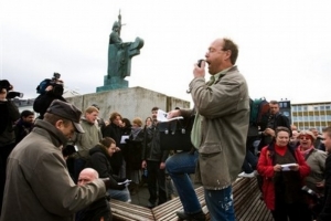 Smutek, zloba a protesty. Prostranství u islandské centrální banky.