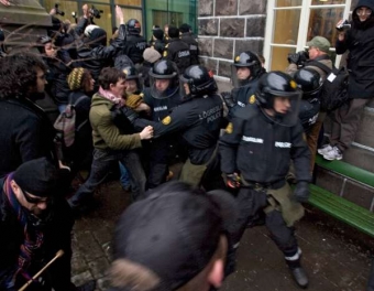 Týdny trvající protesty a potyčky před islandským parlamentem.