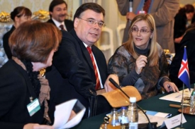 Pomozte. Islandský premiér Haarde na zasedání Severské rady 27.10.08.