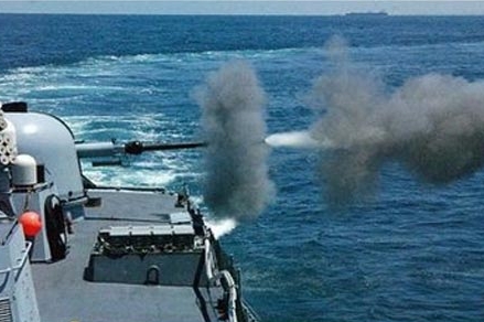 Izraelská válečná loď bombarduje břehy Gazy. Izraelská válečná loď bombarduje břehy Gazy.