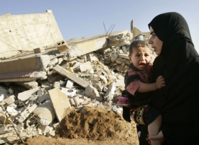 Palestnka u Izraelci zbořen&eacute;ho domu u Ch&aacute;n Jun&iacute;su 8. 5. 2008.