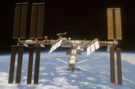 Astronauti se ve čtvrtek museli z ISS preventivně uchýlit do Sojuzu.