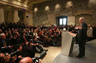 Veltroni oznamuje svou rezignaci na tiskové konferenci.