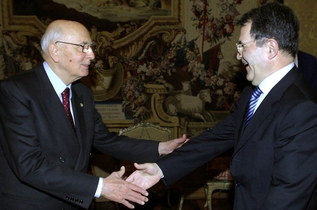 Italský prezident Giorgio Napolitano (vlevo) a premiér Romano Prodi Italský prezident Giorgio Napolitano (vlevo) a premiér Romano Prodi