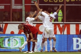 Fotbalist&eacute; AS Ř&iacute;m se raduj&iacute; po vstřelen&iacute; branky do mil&aacute;nsk&eacute; s&iacute;tě.