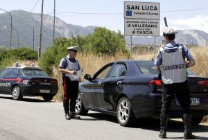 Ital&scaron;t&iacute; carabineros kontroluj&iacute; proj&iacute;žděj&iacute;c&iacute; auta v San Luce