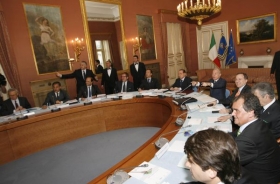 Italsk&aacute; vl&aacute;da ře&scaron;&iacute; probl&eacute;m odpadu na zased&aacute;n&iacute; př&iacute;mo v Neapoli.