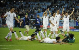 Italští fotbalisté slaví výhru nad Francií.