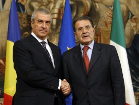 Italsk&yacute; premi&eacute;r Romano Prodi a jeho rumunsk&yacute; protěj&scaron;ek Calin Popescu T