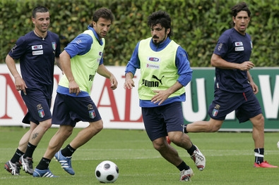 Přípravu na Euro narušily Italům striptérky.