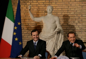 Berlusconi si legraci nedělá. Chce výhody, je přece krize.