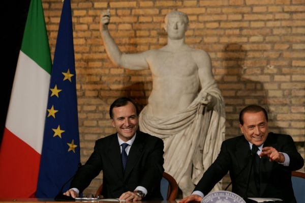 Berlusconi si legraci nedělá. Chce výhody, je přece krize.