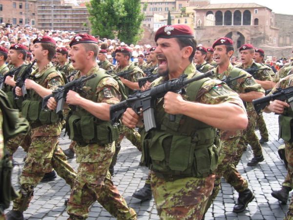 Karabiniéři, regiment Tuscania na přehlídce. Zítra naostro v ulicích?