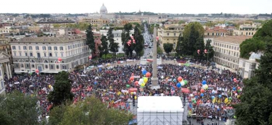 Zaplněné náměstí Piazza del Popolo v Římě.