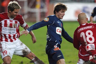 Milan Ivana ze Slavie (uprostřed) uniká hráčům Žižkova.