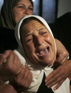 Palestinsk&eacute; ženy na pohřbu obět&iacute; bombardov&aacute;n&iacute;