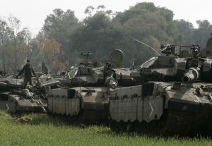 Izraelské tanky čekají na svou příležitost udeřit Izraelské tanky čekají na svou příležitost udeřit