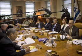 Olmert na zased&aacute;n&iacute; vl&aacute;dy hroz&iacute; opětovn&yacute;mi &uacute;dery proti Hamasu.