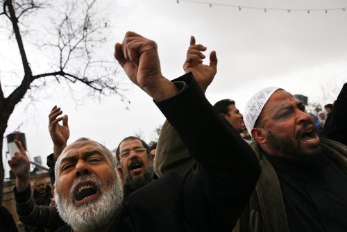 Muslimové protestovali proti postupu archeologů v blízkosti mešity Al-Aksá, což je po Mekce a Medíně třetí nejposvátnější místo islámu. Muslimové protestovali proti postupu archeologů v blízkosti mešity Al-Aksá, což je po Mekce a Medíně třetí nejposvátnější místo islámu.