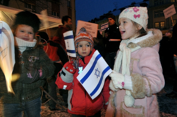 Izrael přišla podpořit asi stovka lidí všech věkových skupin. Izrael přišla podpořit asi stovka lidí všech věkových skupin.