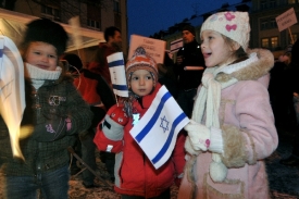Izrael při&scaron;la podpořit asi stovka lid&iacute; v&scaron;ech věkov&yacute;ch skupin.