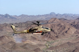 Izraelské vrtulníky Apache Longbow.