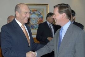 Izraelský premiér Ehud Olmert (vlevo) a Nicholas Burns